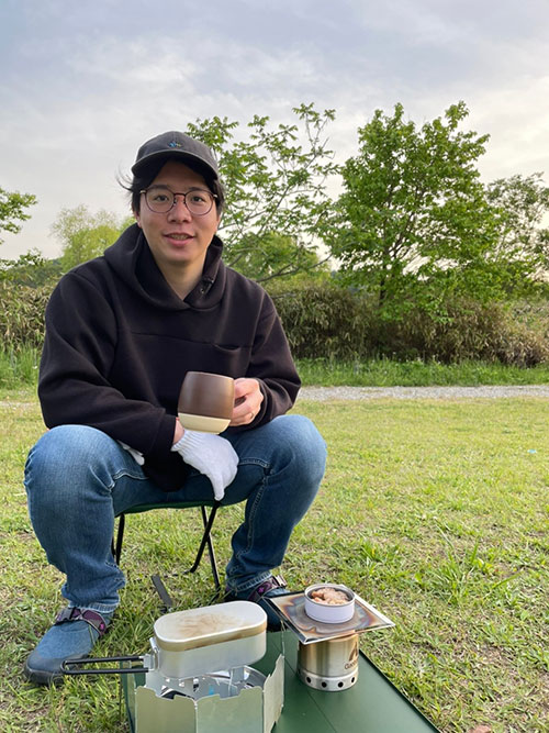 キャンプをして料理をしている様子