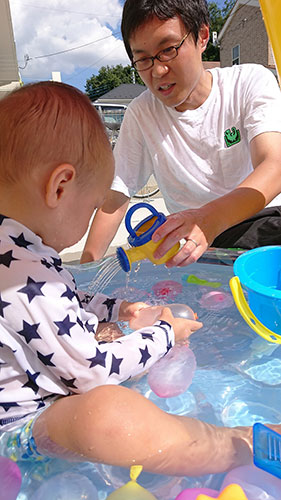 子どもと遊んでいる様子