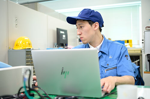仕事中の航機事業部員