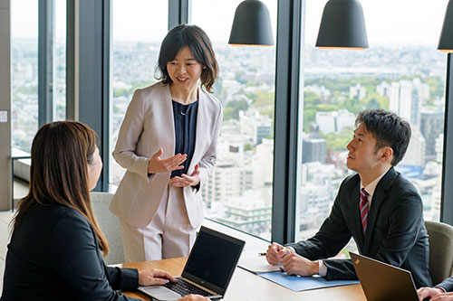 会議中の営業担当