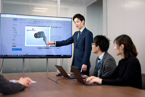会議中の営業担当