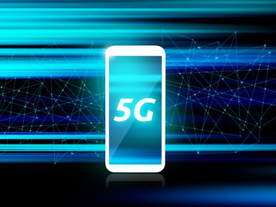 5Gの文字が画面に映ったスマートフォン