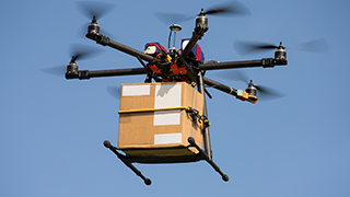 荷物を運搬するドローン