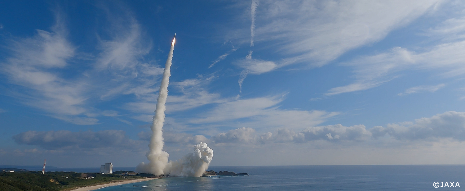 ロケット雲を残しながら上昇していくH3ロケット