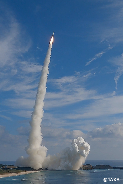 ロケット雲を残しながら上昇していくH3ロケット