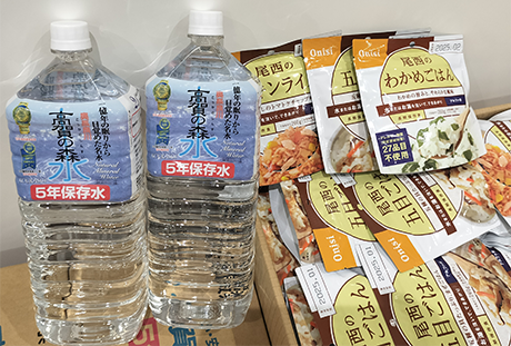 寄贈した非常用食品と水